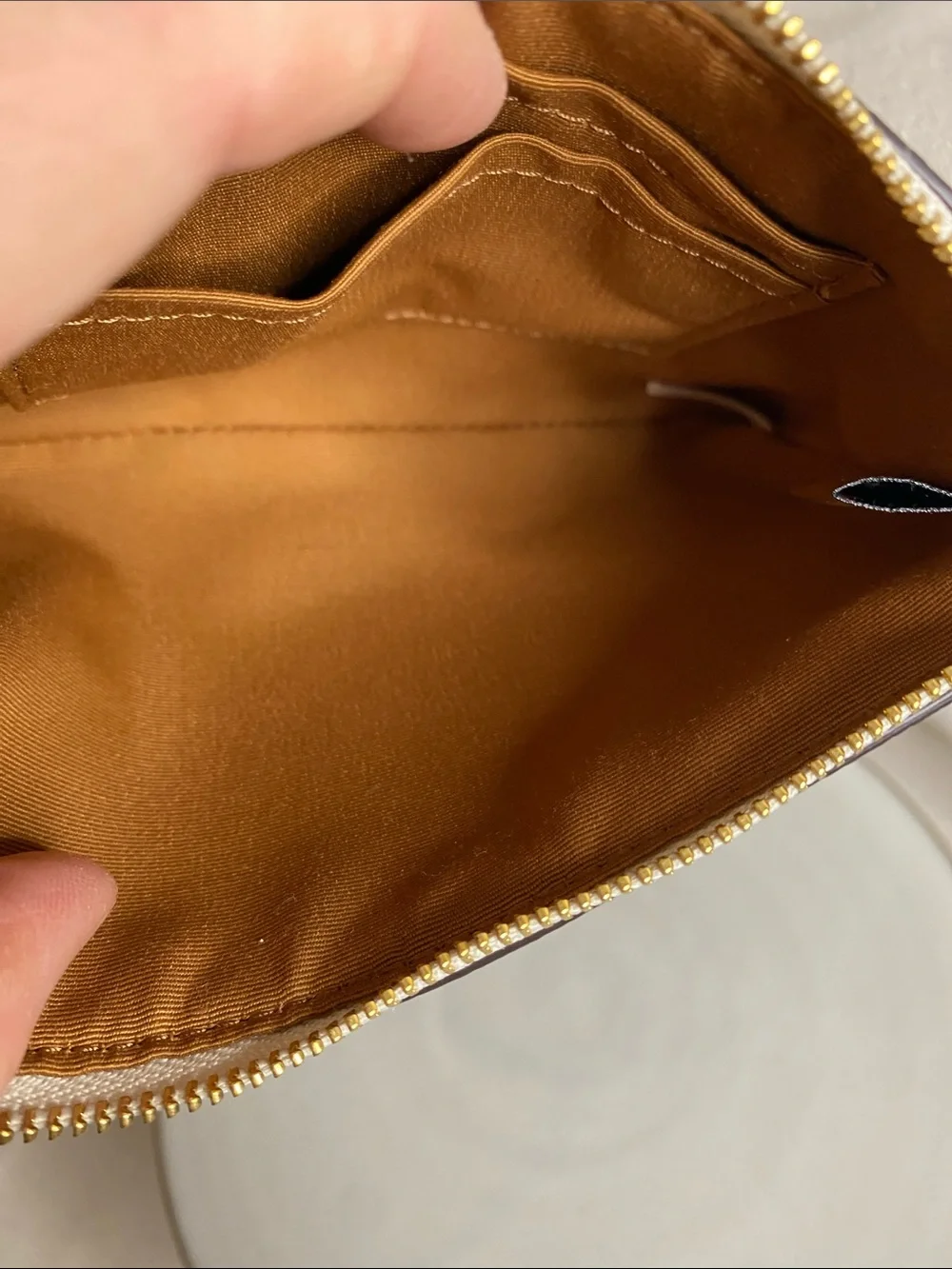 Coach Women's Small Corner Zip Wristlet in Pebbled Leather (Chalk)